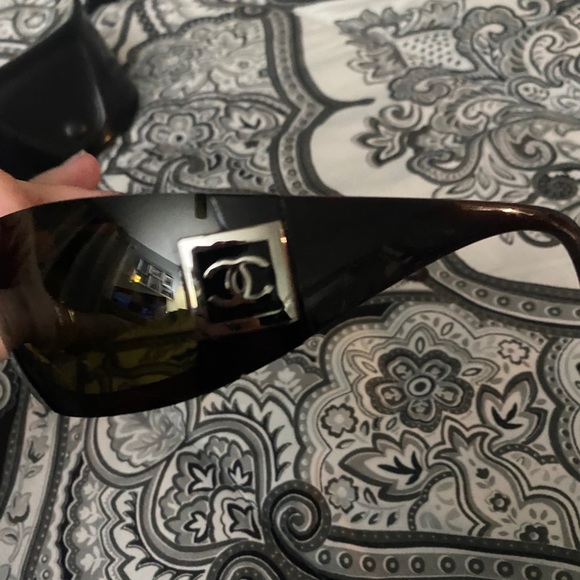 Chanel hard to find good condition sunglasses - Picture 2 of 4